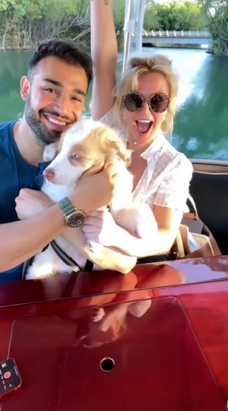 Sam joj je uvijek bio podr&scaron;ka."Nema ispravnosti u njegovoj izjavi u vezi s djecom koja se udaljavaju, i neodgovorno je to izjaviti javno", napisao je. "Dječaci su vrlo pametni i uskoro će imati 18 godina da donesu vlastite odluke i možda će shvatiti da je te&scaron;ko imati oca koji nije puno radio", rekao je Sam.