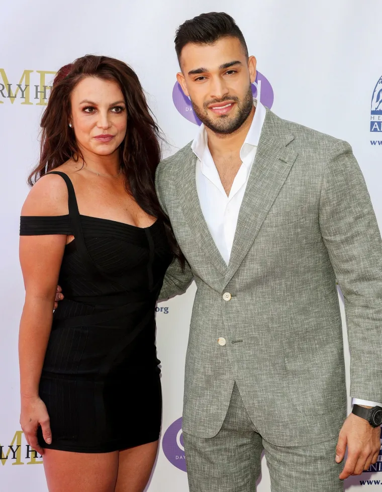 Sam je optužio Britney za preljub, a navodno je Britney znala fizički nasrnuti na njega tijekom burnih svađa koje su često imali.