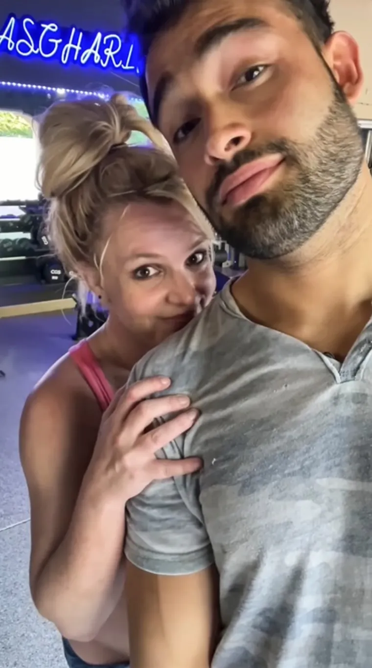 Princeza popa slavi rođendan: Od živčanog sloma i očevog skrbni&scaron;tva do bizarnih polugolih snimaka