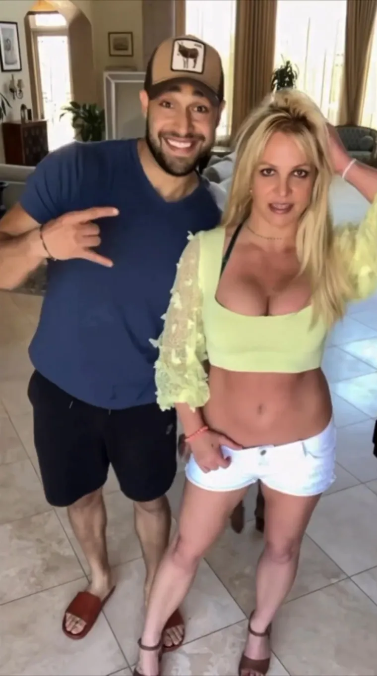 Princeza popa slavi rođendan: Od živčanog sloma i očevog skrbni&scaron;tva do bizarnih polugolih snimaka