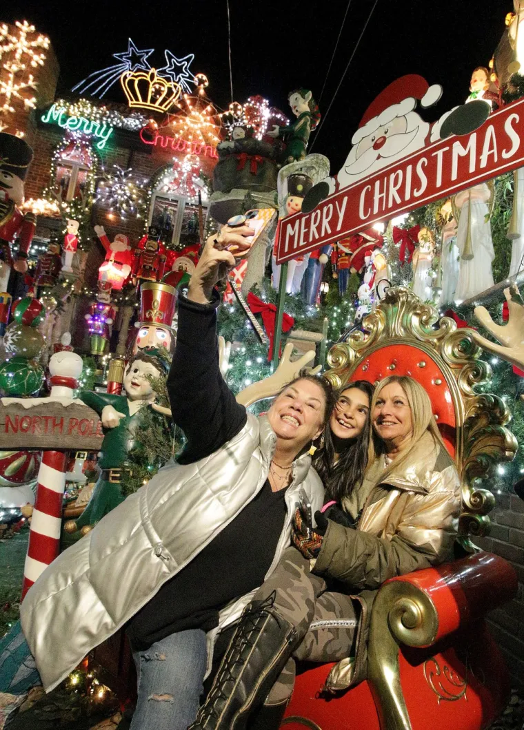 Dyker Heights je postao sinonim za ekstravagantnu božićnu dekoraciju, gdje se kreativnost i natjecateljski duh stanovnika pretvaraju u spektakl svjetla i boja koji oživljava magiju blagdana na način koji se rijetko gdje može doživjeti.