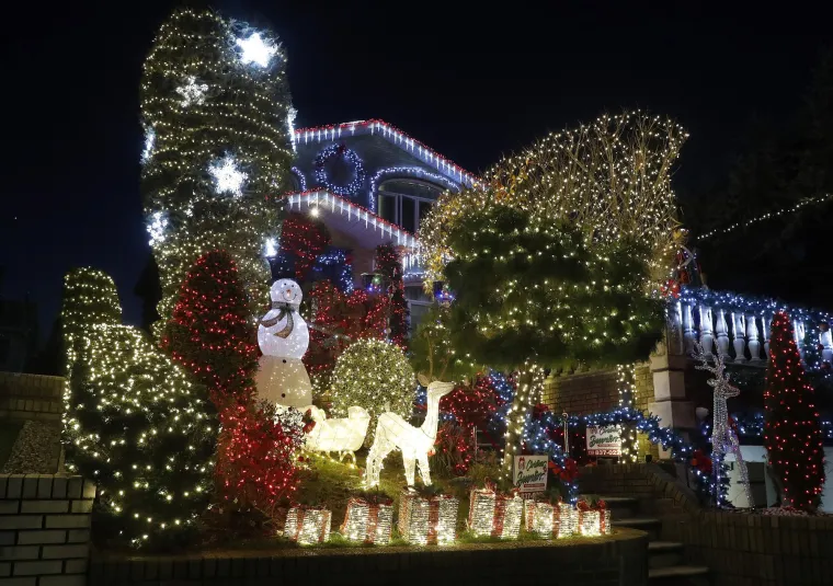 Neki vlasnici kuća, vođeni stra&scaron;ću prema blagdanskom ukra&scaron;avanju, ulažu značajne svote, ponekad i do nevjerojatnih 20.000 eura, u profesionalne dekoracije.