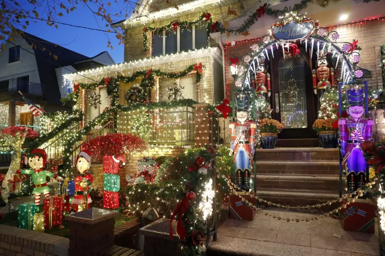 Ova impresivna ulaganja rezultiraju zapanjujućim prizorima koji nadilaze sve uobičajene predodžbe o božićnom ukra&scaron;avanju. Kuće su okićene tisućama LED svjetala u svim bojama, koja trepere u ritmu božićnih melodija, te stvaraju svjetlosne predstave koje se pamte.