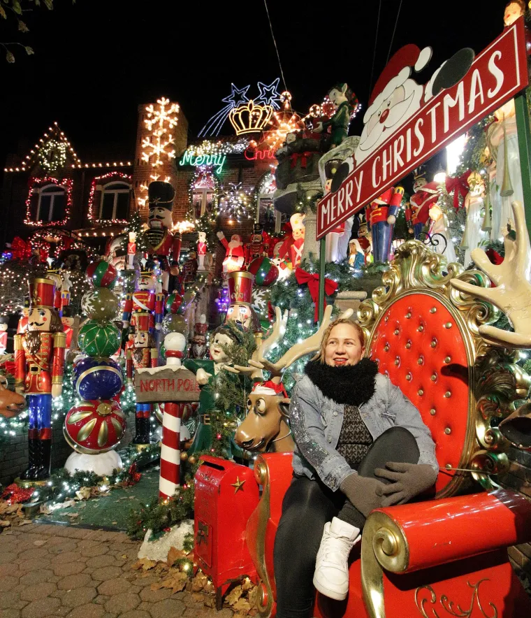 Uz svjetla, mnogi vlasnici postavljaju i složene mehaničke figure, poput Djeda Božićnjaka koji ma&scaron;e iz saonice ili sobova koji kimaju glavama, te dodaju element interaktivnosti i zabave za najmlađe posjetitelje.