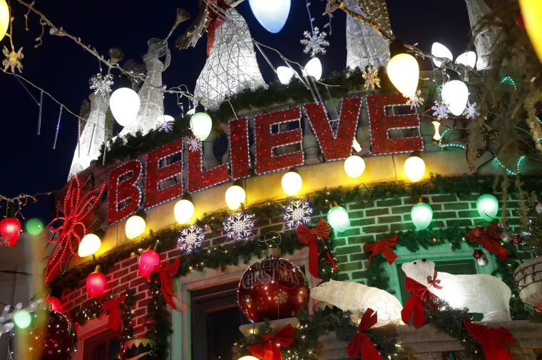 Rasko&scaron;ni ukrasi, od divovskih božićnih kugli i snježnih pahuljica do živopisnih jaslica i umjetnih snjegovića, upotpunjuju ovu božićnu fantaziju, te svaku kuću pretvaraju u jedinstveno umjetničko djelo.