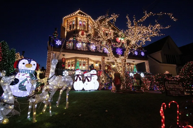 Za optimalan doživljaj čarobnih božićnih ukrasa u Dyker Heightsu, preporučuje se posjet sredinom prosinca, kada su dekoracije u svom punom sjaju.