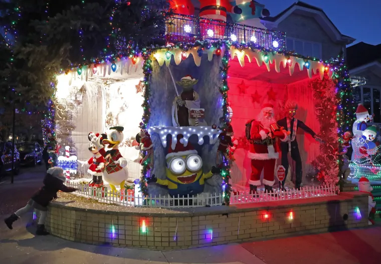 Tijekom ovog perioda, ulice su živahne, ispunjene posjetiteljima koji dolaze diviti se spektaklu, ali jo&scaron; uvijek dovoljno rano da se izbjegne kasnovečernja gužva.