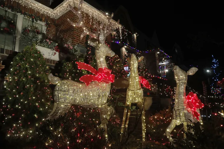 Najimpresivnije i najrasko&scaron;nije dekoracije mogu se pronaći u srcu Dyker Heightsa, preciznije između 11. i 13. avenije, poznate i kao Dyker Heights Boulevard.