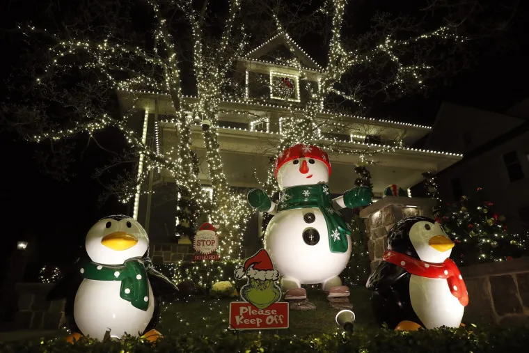 Preporučuje se da posjetitelji planiraju dovoljno vremena za &scaron;etnju ovim područjem, kako bi mogli detaljno razgledati svaku kuću i uživati u jedinstvenim dizajnima i inovativnim pristupima blagdanskom ukra&scaron;avanju koje svaka obitelj predstavlja.