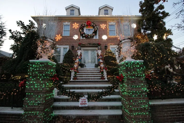 Brooklyn je vi&scaron;e od obične gradske četvrti - to je mjesto gdje se povijest susreće sa suvremeno&scaron;ću, gdje umjetnost cvjeta na svakom koraku, i gdje božićno vrijeme stvara nezaboravne trenutke za stanovnike i posjetitelje.