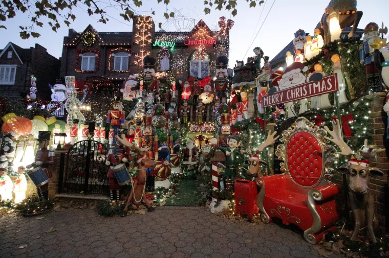 Tisuće lampica i golemi Djedovi Božićnjaci: Zbog ovog čarobnog kvarta bi i Grinch zavolio Božić