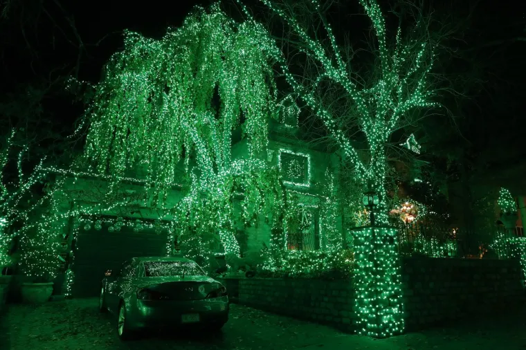 Tisuće lampica i golemi Djedovi Božićnjaci: Zbog ovog čarobnog kvarta bi i Grinch zavolio Božić