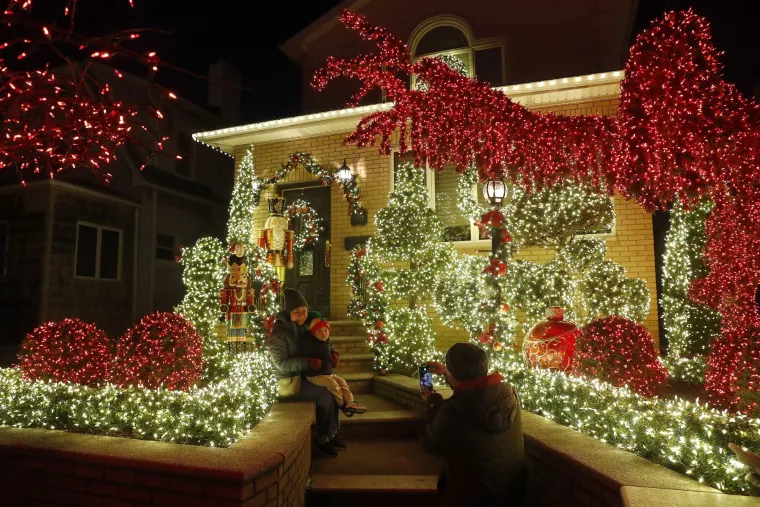 Tisuće lampica i golemi Djedovi Božićnjaci: Zbog ovog čarobnog kvarta bi i Grinch zavolio Božić