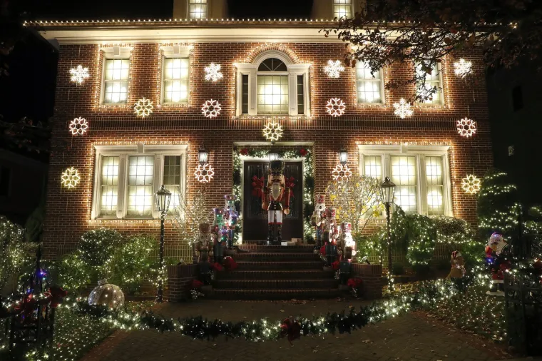 Tisuće lampica i golemi Djedovi Božićnjaci: Zbog ovog čarobnog kvarta bi i Grinch zavolio Božić