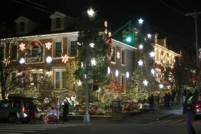 Tisuće lampica i golemi Djedovi Božićnjaci: Zbog ovog čarobnog kvarta bi i Grinch zavolio Božić