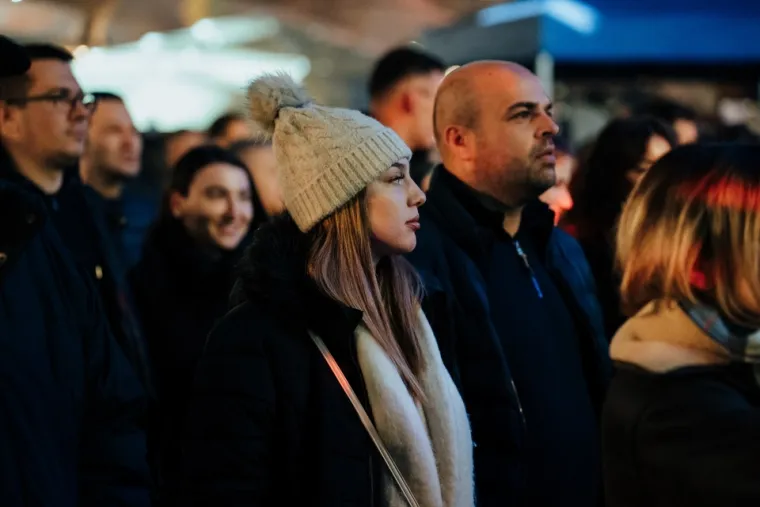 Zadrom je vladala odlična energija, no bile su prisutne i brojne emocije. Belan je jednu od pjesama posvetio svom preminulom kolegi Massimu, dirnuvši publiku. 