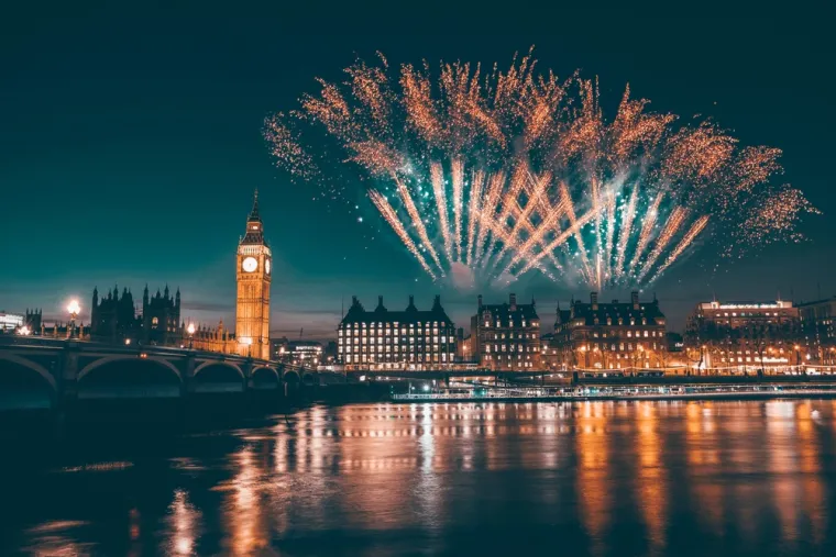 1. London, Ujedinjeno Kraljevstvo: London je jedan od najuzbudljivijih gradova za doček Nove godine, s nevjerojatnim vatrometom koji osvjetljava rijeku Temzu. Proslava se odvija u centru grada, gdje okupljeni posjetitelji uživaju u glazbi i spektakularnim svjetlima. 