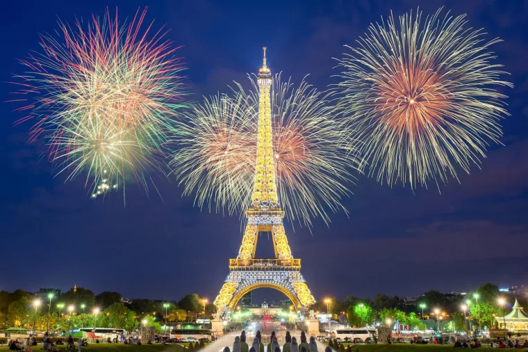 2. Pariz, Francuska: Pariz je uvijek romantična destinacija, a doček Nove godine ovdje je zaista čaroban. Grad svjetlosti oduševljava proslavama uz Eiffelov toranj, gdje se održavaju impresivni vatrometi i koncerti. 