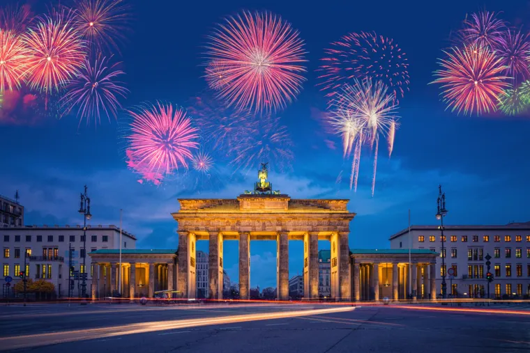 4. Berlin, Njemačka: Berlin je sinonim za energičnu zabavu i nevjerojatan noćni život, &scaron;to ga čini idealnim za doček Nove godine. Najveća proslava odvija se uz Brandenbur&scaron;ka vrata, gdje nastupaju poznati DJ-evi. 