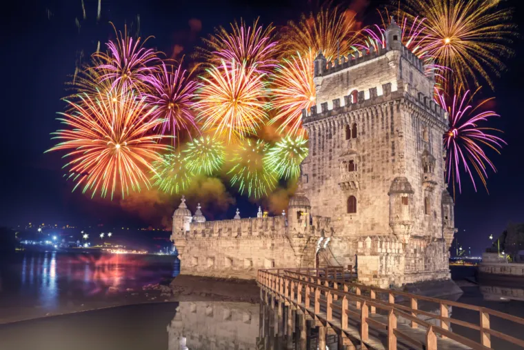 11. Lisabon, Portugal: Lisabon je savr&scaron;eno odredi&scaron;te za one koji žele dočekati Novu godinu uz jedinstvenu atmosferu, spoj povijesti i modernog života. Proslava se odvija na trgovima u centru grada, a vatromet iznad rijeke Tajo stvara spektakularan doživljaj. 