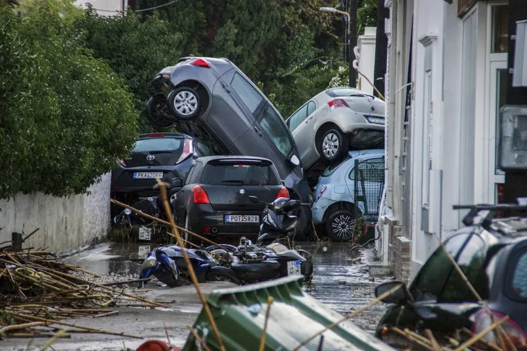 70-godišnji muškarac u Kontiasu preminuo je kada se prevrnuo dok je pokušavao raščistiti svoju kuću.