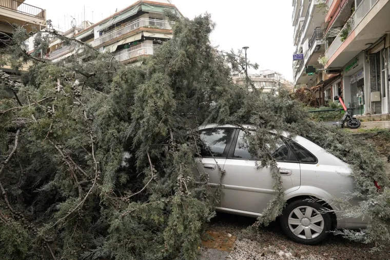 Prema policijskim izvorima, utopio se nakon što su ga odnijele nadolazeće vode dok je pokušavao osloboditi svoj automobil koji je zapeo u mulju u potoku.