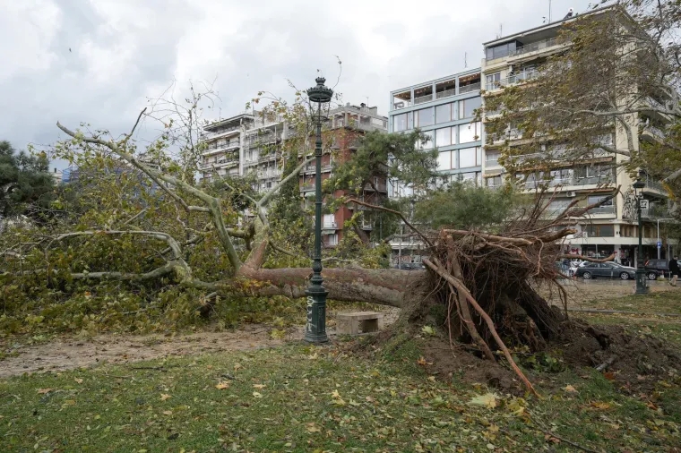Mnoge ceste na otoku su neprohodne, dok su se mostovi srušili u području Kallithea-Faliraki.