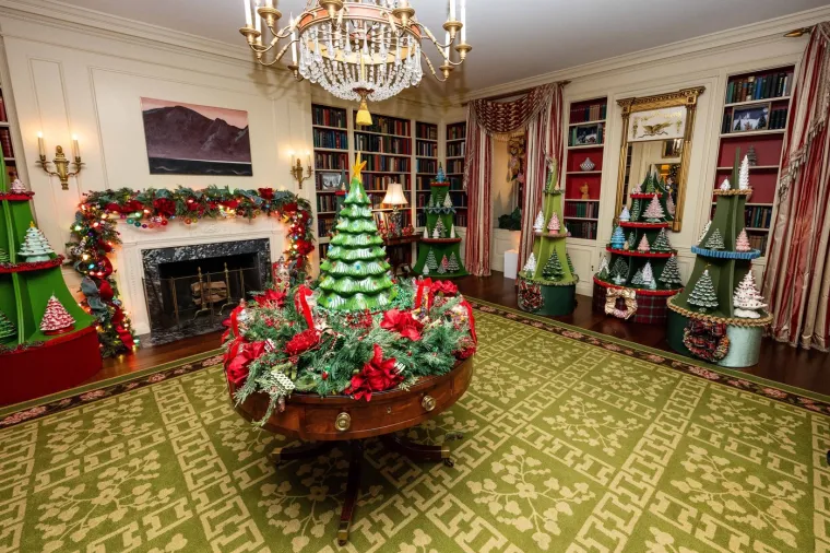 Božić je stigao u Bijelu kuću: Pogledajte kako ju je okitila Prva dama na odlasku