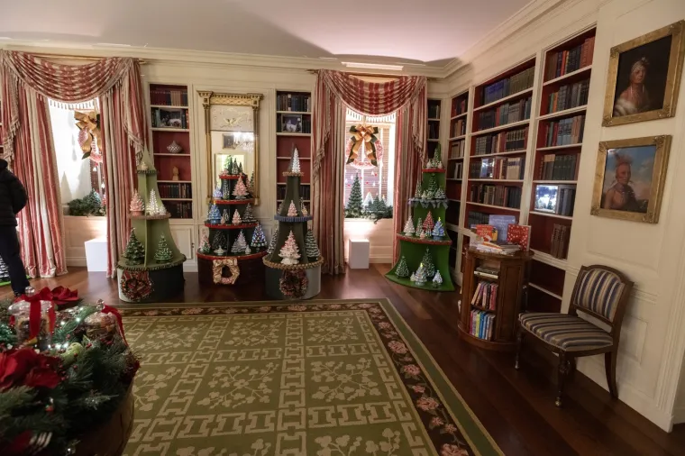 Božić je stigao u Bijelu kuću: Pogledajte kako ju je okitila Prva dama na odlasku