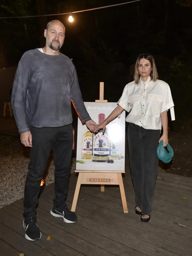 Između nje i košarkaša odmah su se razvile snažne emocije, a dugo se pričalo kako je Dino zbog Viktorije okončao brak s bivšom suprugom, košarkašicom Željanom, s kojom ima sina.