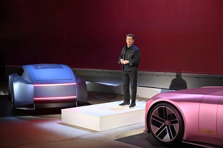 Ovaj model automobila nosi snažnu poruku: &quot;Ne kopiramo ništa&quot;. Osmišljen je kako bi imao vlastiti, prepoznatljiv identitet, čime Jaguar ostaje vjeran svojoj tradiciji inovacija i izvrsnosti.