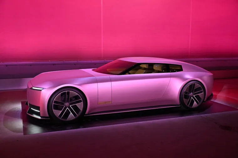 Umjesto klasičnog stražnjeg stakla, Type 00 koristi napredni sustav kamera koji prenosi sliku na unutarnje zaslone, čime se pobolj&scaron;ava aerodinamika i omogućuje veća sloboda u dizajnu.