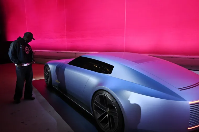 Očekuje se da će proizvodna verzija Type 00 biti dostupna krajem 2025. godine, s početnom cijenom od približno 115.000 eura. Jaguar planira potpuno redefinirati svoj pristup prodaji, uz modernizaciju prodajnih salona i novi pristup kupcima.