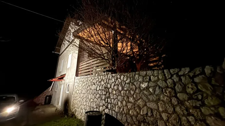 Lokalni mediji objavili su da su u dvorištu kuće u mjestu Ljubelj Kalnički, u općini Ljubešćica u Varaždinskoj županiji pronađena tijela dviju beba.