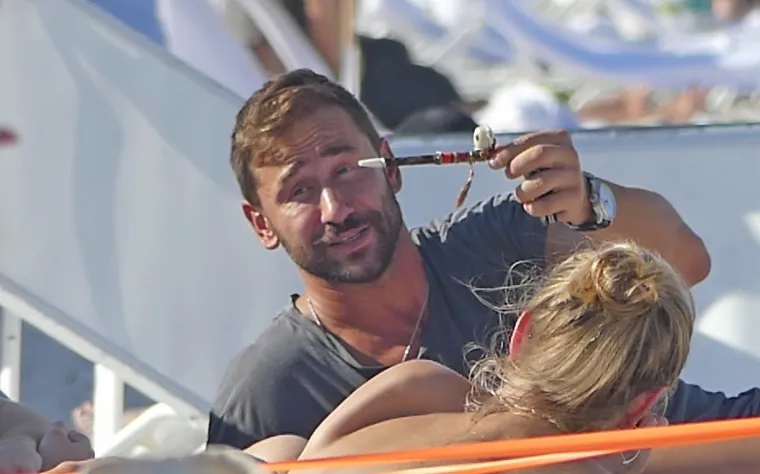 Ova je fotografija nastala u srpnju 2017. Tada je Jarić uhvaćen sa zanosnom brinetom. U ruci drži lulu za pušenje koje je kupio na plaži u Miamiju. Ovo je snimljeno na Miami Beatchu. 