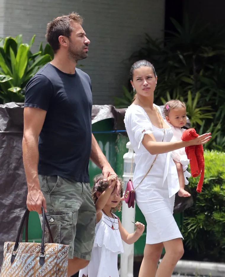 Ljubav je pukla između Marka Jarića i Adriane Lime. na fotografiji su sa svoje dvoje djece. 