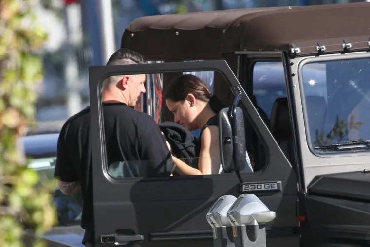 "Kako prolazim kroz sve ovo? Zna&scaron; &scaron;to, već sam oguglao, toliko se ovdje godinama provlače naslovi... Ne dotiče me toliko, ali kada je obitelj u pitanju, to je specifično pitanje. Mi smo odlučili razvesti se. Već dugo vremena smo pričali o tome i do&scaron;li smo u fazu braka gdje nam se karakteri sudaraju, ne funkcioniramo kako treba, stvara se negativna energija i to je lo&scaron;e za na&scaron;e kćerkice. Odlučili smo razići se, da li će to biti pauza, da li za stalno, jo&scaron; ne znamo. Oboje da poradimo na sebi i vidjećemo. Nema nikakvog skandala. 