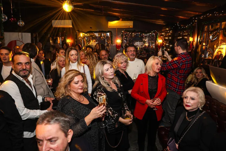 Poznati se okupili u Saloonu: Vlado Kalember osvaja šarmom, a Jasna Zlokić elegancijom