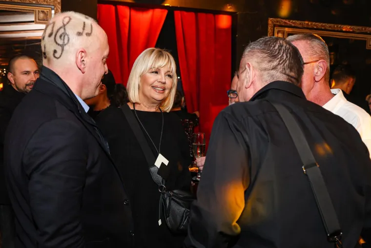 Poznati se okupili u Saloonu: Vlado Kalember osvaja &scaron;armom, a Jasna Zlokić elegancijom