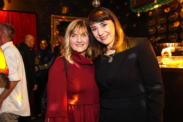 Poznati se okupili u Saloonu: Vlado Kalember osvaja &scaron;armom, a Jasna Zlokić elegancijom