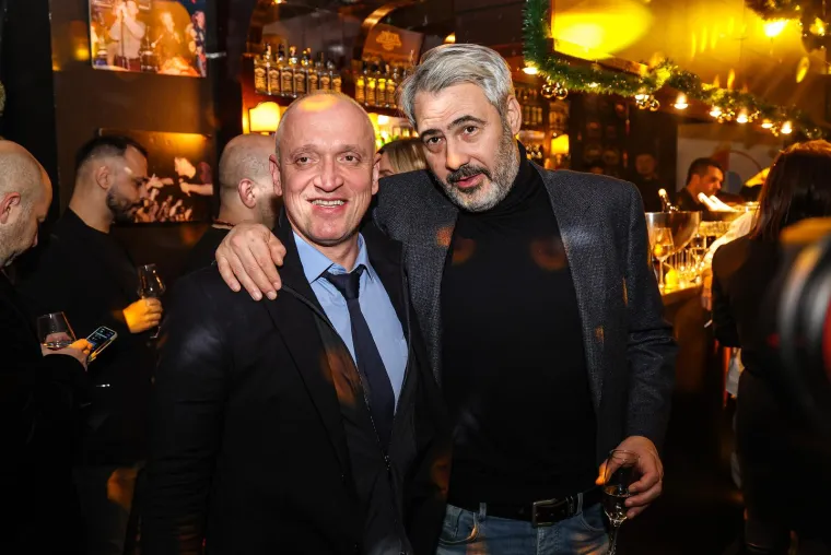 Poznati se okupili u Saloonu: Vlado Kalember osvaja &scaron;armom, a Jasna Zlokić elegancijom