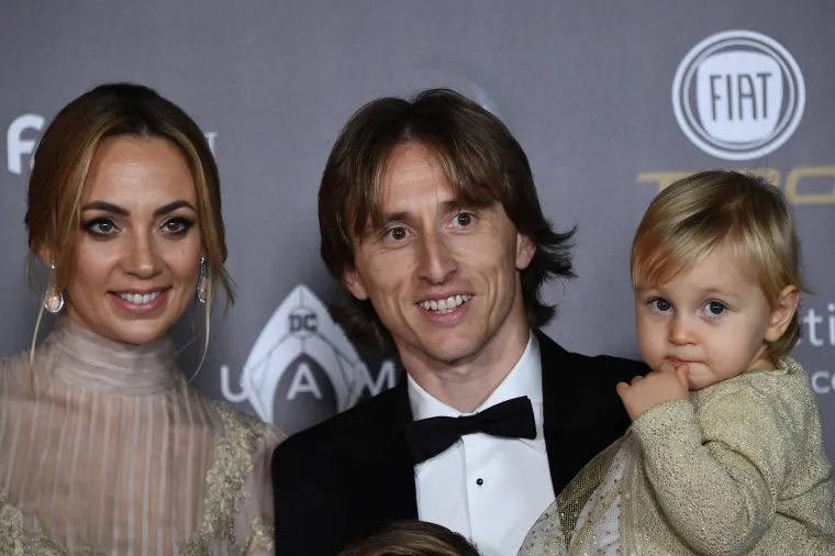 Uz njega je bila kao i uvijek prekrasna supruga Vanja Modrić.