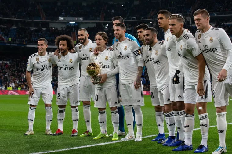 Na idućoj utakmici Real Madrida Luka se pohvalio sa svojom nagradom, a Kraljevski klub naklonio se svojem maestru.