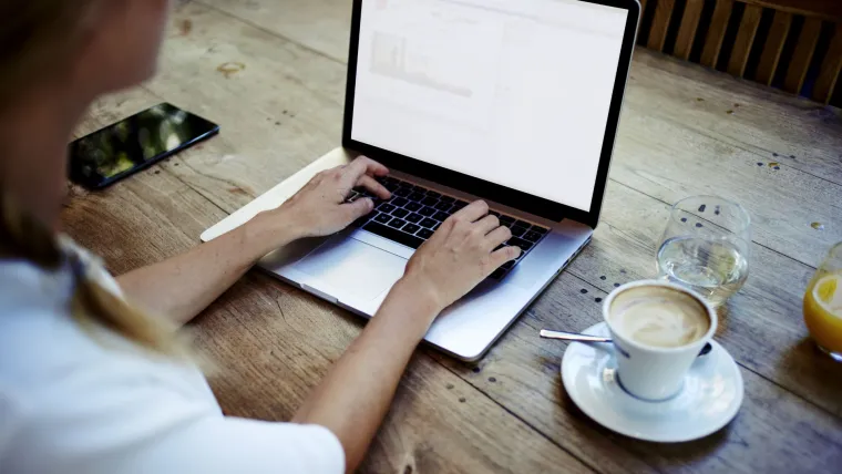 8. Nova tehnologija: Kako tehnologija brzo napreduje, noviji uređaji i gadgeti mogli bi postati sve skuplji. Mnogi ljudi morat će se odlučiti za zastarjele modele kako bi uštedjeli novac.