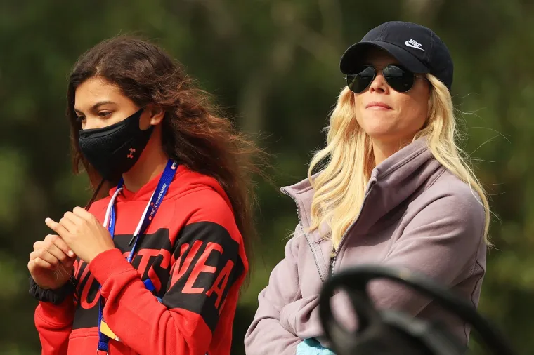 Elin Nordegren desno na slici. Ona je svojedobno isto govorila o nevjeri svog bivšeg muža. Kad je 2009. otkrila da ju Tiger Woods vara, naoružana jednom od njegovih palica za golf otjerala ga je iz njihova doma, što je bio dramatičan pad u nemilost za cijenjenog igrača golfa. Ovaj je incident označio razotkrivanje Woodsovih tajni, što je dovelo do skandala koji će ukaljati njegovu ostavštinu.