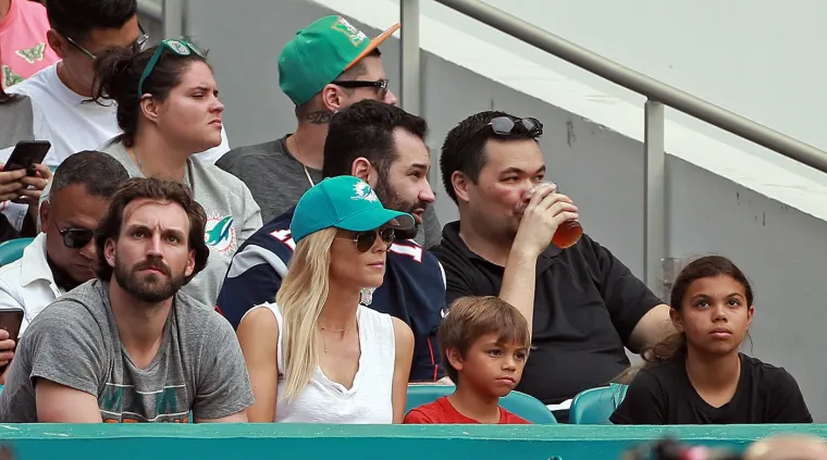 Elinine sumnje su potvrđene kada je pronašla još jedno ime u Woodsovu telefonu - ono Jaimee Grubbs. Njezina poruka Grubbsovoj bila je izravna koliko i osuđujuća: &quot;Znaš tko sam ja, spavaš li s mojim mužom?!&quot; Woods je, nesvjestan poruke, kasnije ostavio govornu poštu za Grubbs, moleći je da ukloni svoje ime s njezinog telefona. Elin Nordegren desno na slici s djecom. 