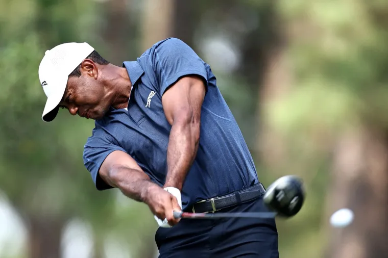 U roku od dva tjedna javilo se četrnaest žena, od kojih je svaka tvrdila da je imala aferu s Woodsom tijekom njegova braka. Ugovori o podršci s Nikeom, Gatoradeom, Gilletteom i Accentureom nestali su ekspresno jer nitko s njim više nije htio surađivati zbog skandala svih skandala, a Woodsov ugled bio je nikakav. Priznao je svoje prijestupe na konferenciji za novinare, rekavši: &quot;Bio sam nevjeran. Imao sam afere. Varao sam. Ono što sam učinio nije bilo prihvatljivo.&quot;

Posljedice su bile goleme. Govoreći javno, Woods se osvrnuo na glasine da ga je Elin napala: &quot;Boli me što ljudi izmišljaju takvu priču.&quot; Par se razveo u kolovozu 2010., čime je okončano burno poglavlje u njihovim životima.