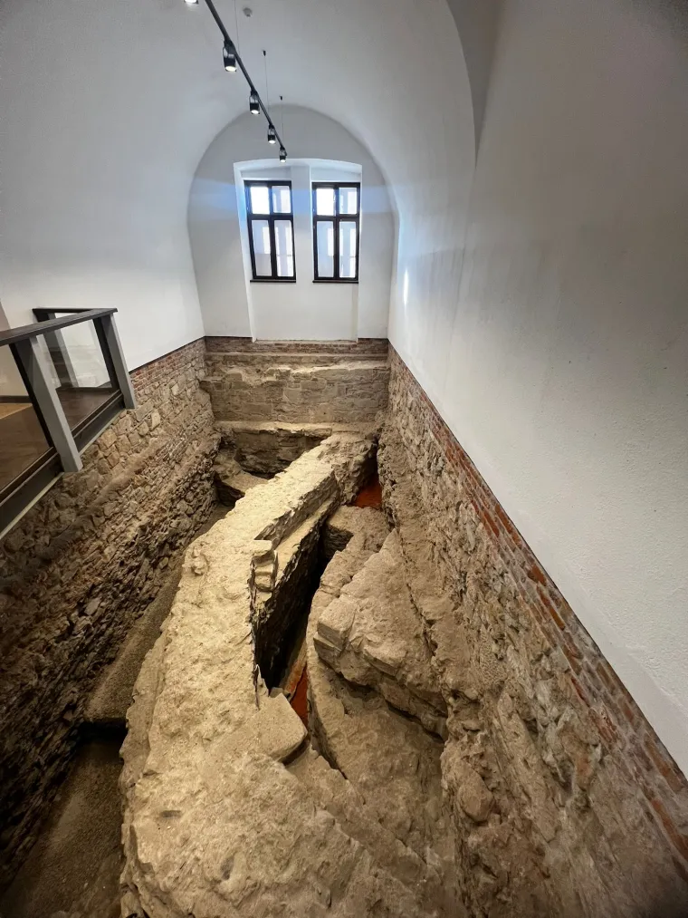 Ladislav je iz tog razloga dao sagraditi utvrđeni samostan s Djevicom Marijom kao njegovom zaštitnicom. Posljedično jhe uspostavio rimokatoličku dioceziju s rumunjskom Oradeom unutar utvrde. 