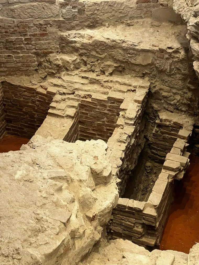 Kraljica Marija, kralj Ladislav I. i Žigmund Luksemburški pokopani su u gotičkoj katedrali u Oradei koja je uništena tijekom turskih osvajanja.