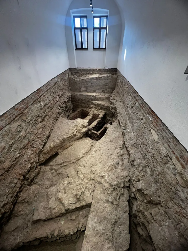 Nakon smrti, Ladislav je progla&scaron;en svetim, a njegova ostav&scaron;tina predmeti su &scaron;tovanja diljem Ugarske i svijeta, posebno zbog njegove poznate pobožnosti i predanosti crkvi.